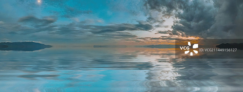 蓝天白云湖边日落湖水倒影风暴云图片素材