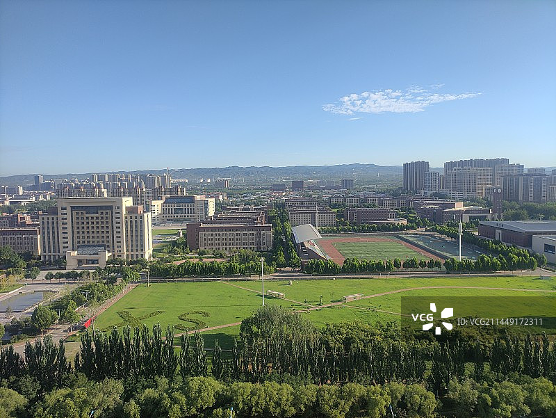 晋中城市天际线与校园绿地图片素材