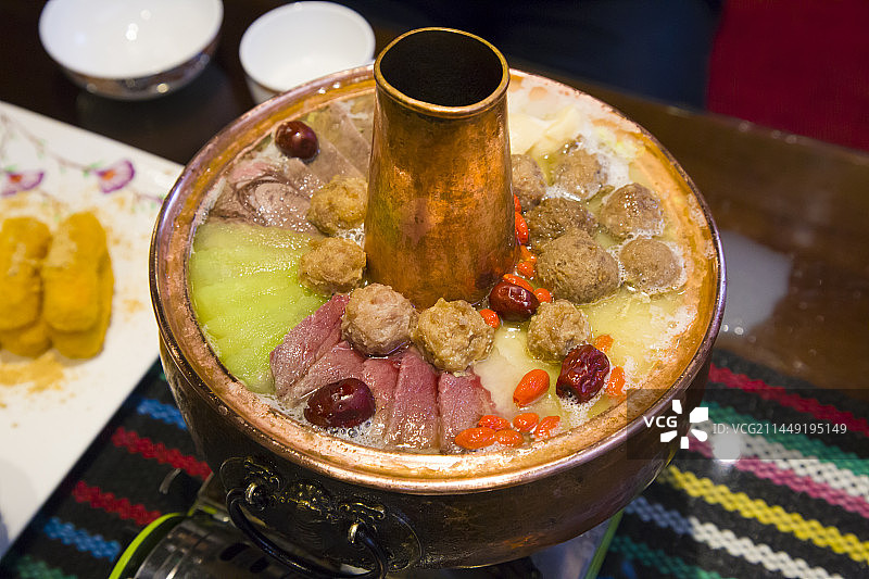 西藏拉萨特色美食藏式牛肉火锅图片素材
