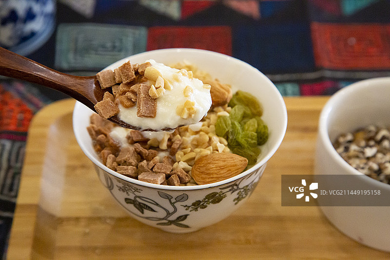 西藏拉萨特色小吃牦牛酸奶图片素材