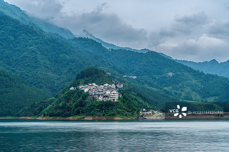 云雾缭绕的山水间村庄：重庆彭水乌江画廊风景区图片素材