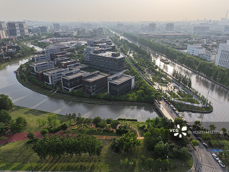 张江科学城，是一个上海市境内高科技产业园区。软件园已设立企业1000多家，入驻200多家。图片素材