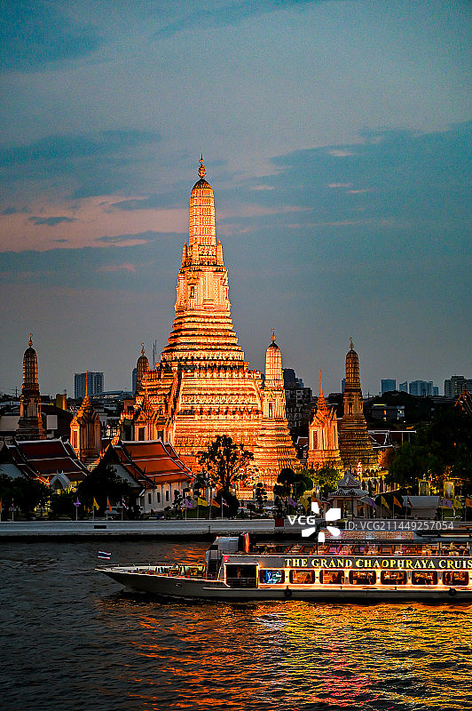 从湄南河对岸拍摄泰国曼谷著名景点郑王庙（黎明寺）的黄昏和夜景图片素材