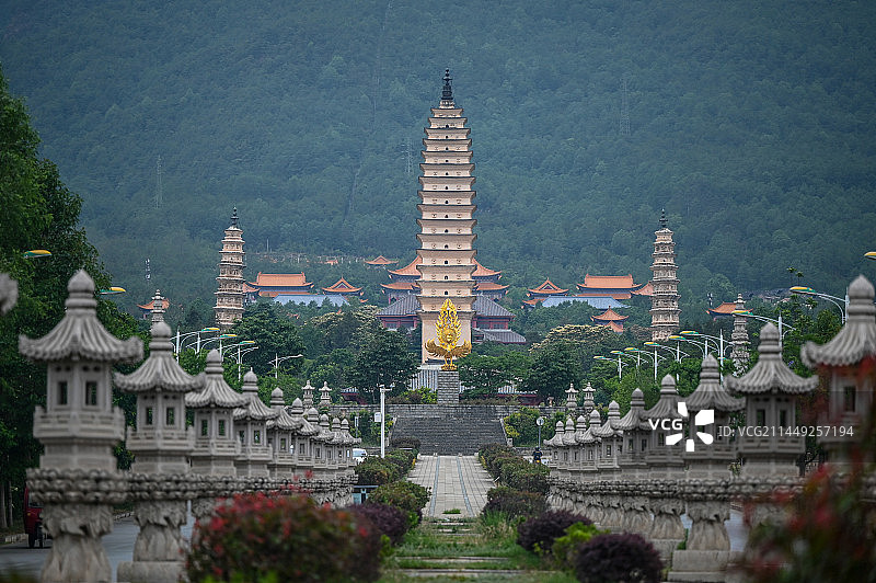云南大理地标性著名景点崇圣寺三塔正面图片素材