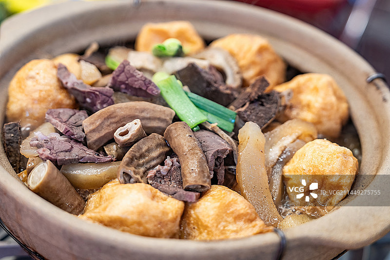 中餐砂锅牛腩牛杂煲特写图片素材