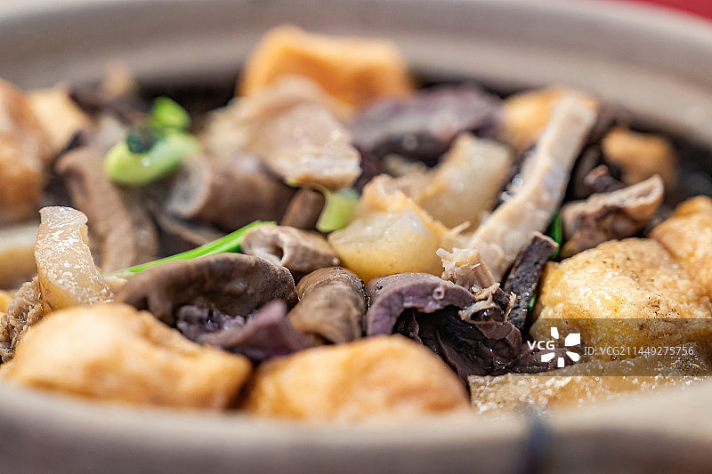 中餐砂锅牛腩牛杂煲特写图片素材