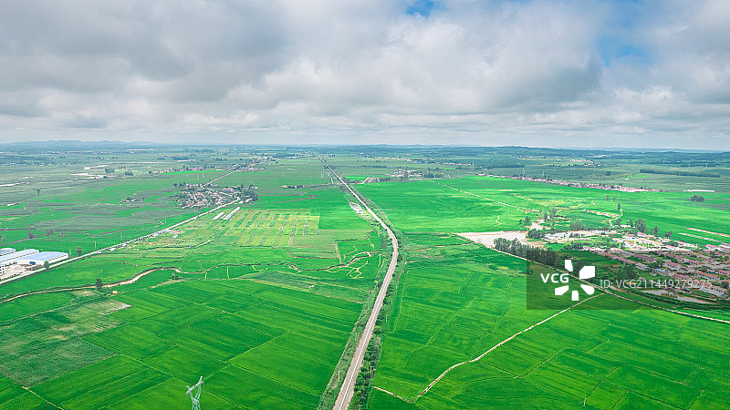 通化内稻田中的铁路图片素材