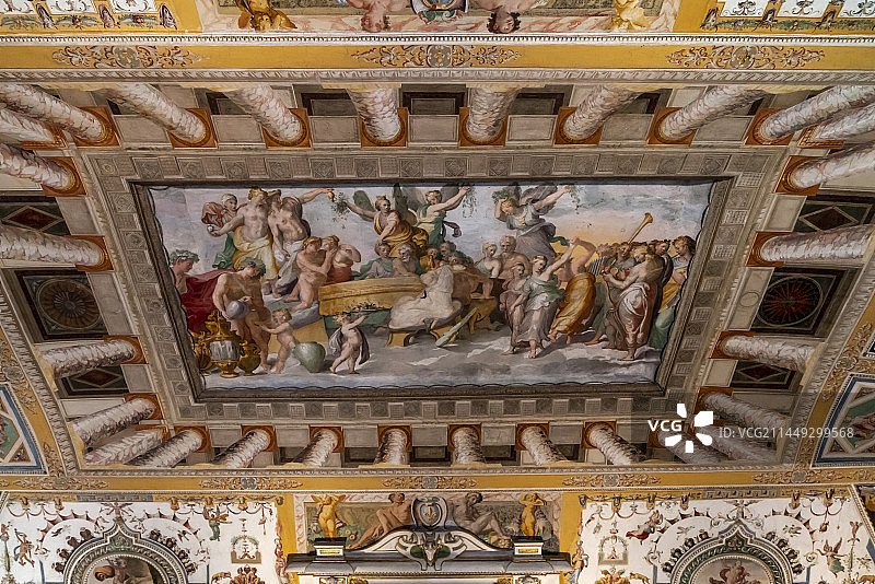 意大利蒂沃利埃斯特别墅喷泉大厅屋顶画《众神会客厅》图片素材