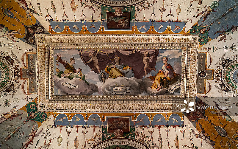 意大利蒂沃利埃斯特别墅高贵厅屋顶画《高贵的君主坐在慷慨和大方之间的王座上》图片素材