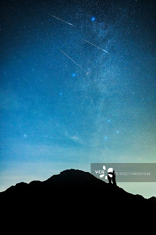 夜晚站在星空中的浪漫情侣图片素材