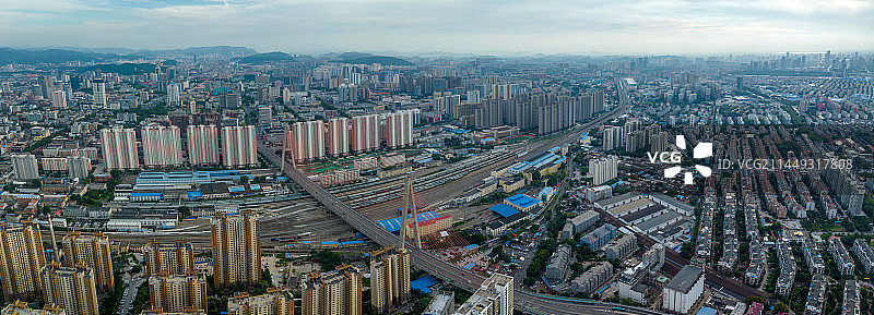 中国山东济南火车站铁轨轨道上的纬六路高架桥航拍图片素材