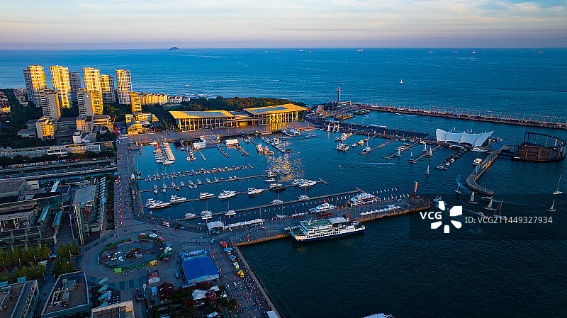山东青岛市黄昏时刻的奥帆中心图片素材