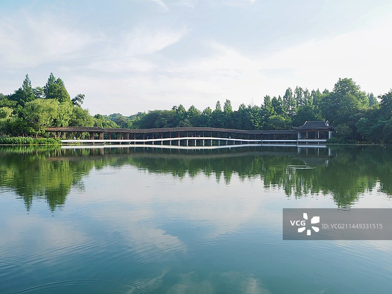 杭州西湖浴鹄湾清晨拱桥倒影图片素材