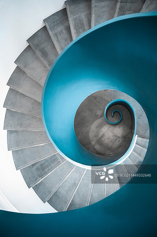蓝色旋梯室内建筑极简网红楼梯图片素材
