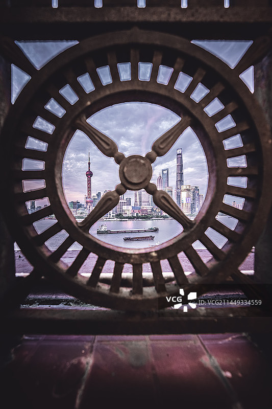 上海黄浦区外滩黄浦江浦东陆家嘴航行舵手舵轮船舵东方明珠金茂环球金融上海中心大厦图片素材