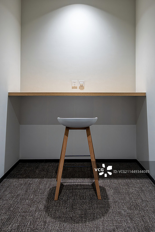 简洁现代自习室隔间高脚椅电源插座图片素材