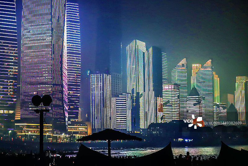 低机位下的青岛海上云天夜景图片素材