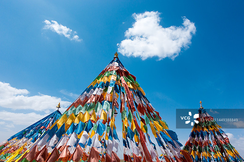 蓝天白云下的经幡图片素材