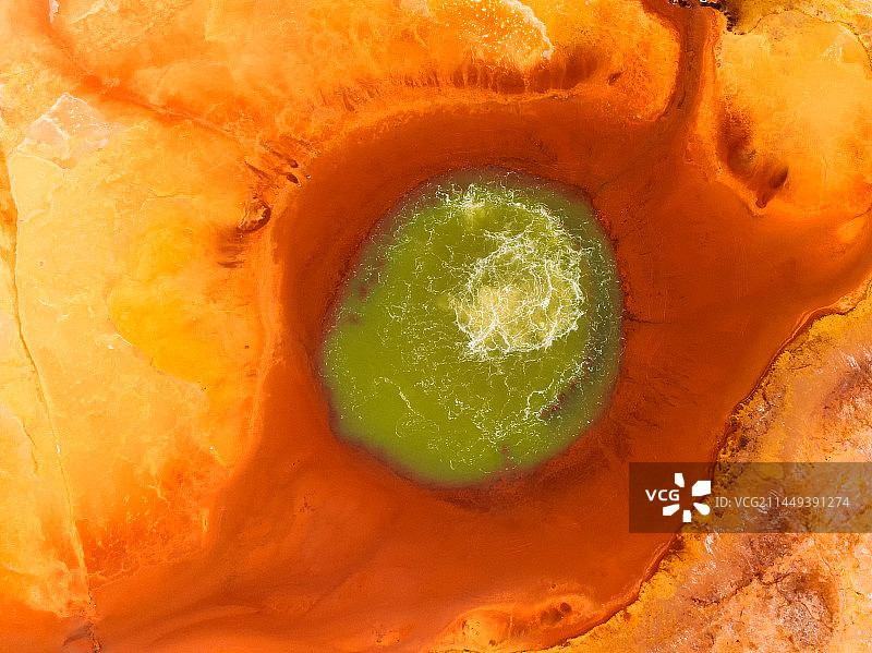 青海海西茫崖市艾肯泉恶魔之眼图片素材