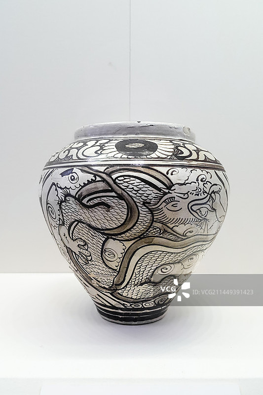 北京中国国家博物馆馆藏元代白地黑花龙凤纹罐图片素材