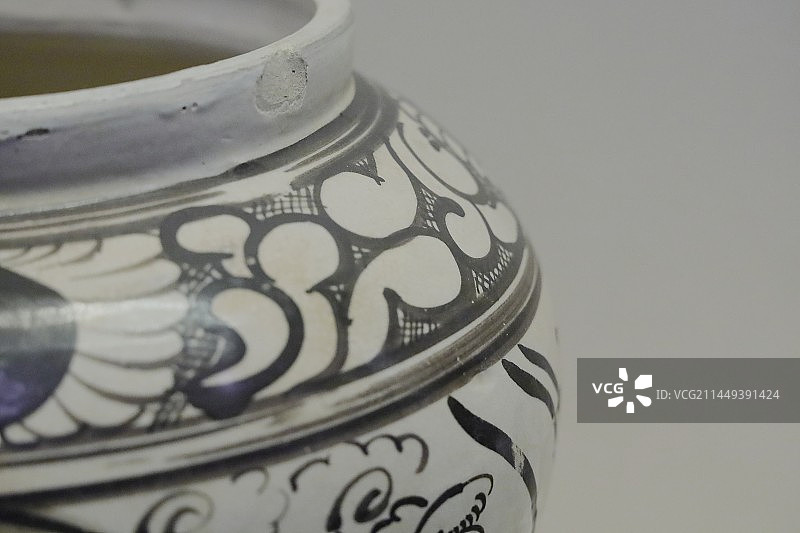 北京中国国家博物馆馆藏元代白地黑花龙凤纹罐图片素材