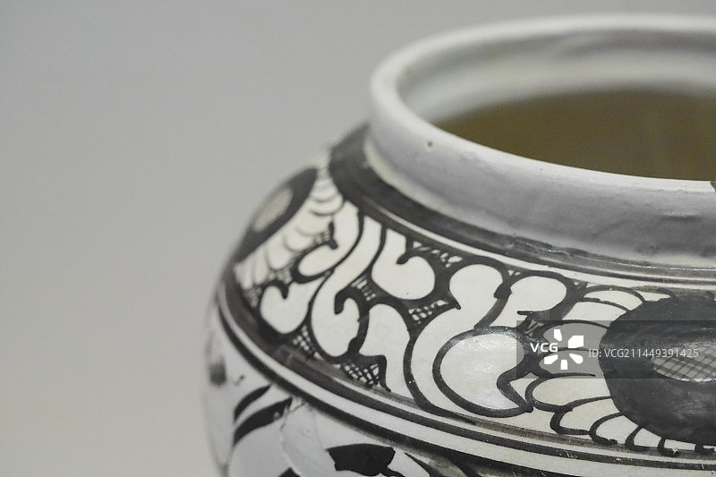 北京中国国家博物馆馆藏元代白地黑花龙凤纹罐图片素材
