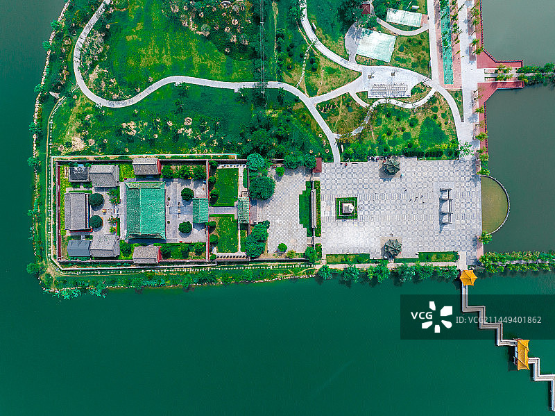 垂直俯拍周口淮阳弦歌台与九曲桥历史古迹图片素材