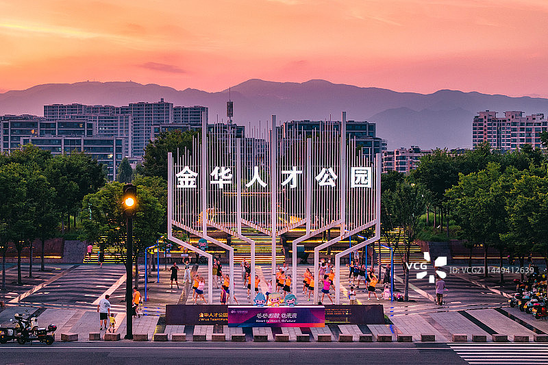 金华市金东区人才公园傍晚航拍市民生活广场舞图片素材