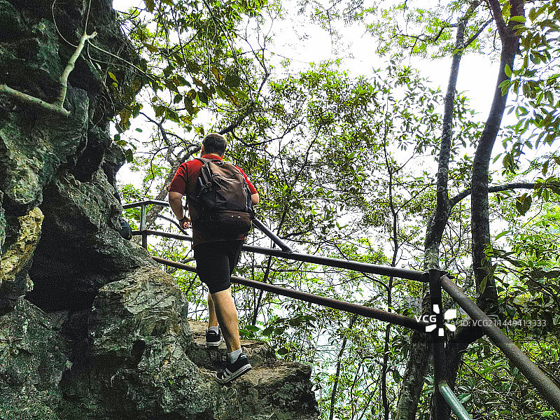 一个登山的人图片素材