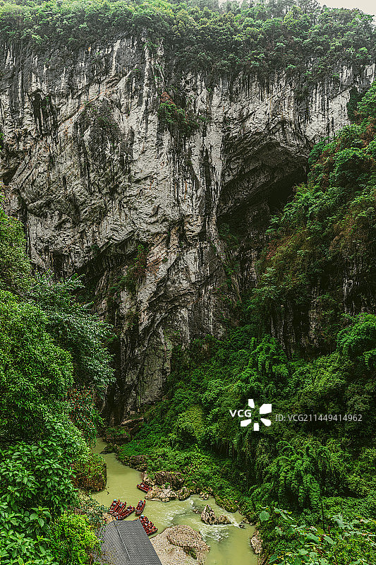 树丛中岩石的高角度视图：重庆黔江蒲花暗河游船码头图片素材