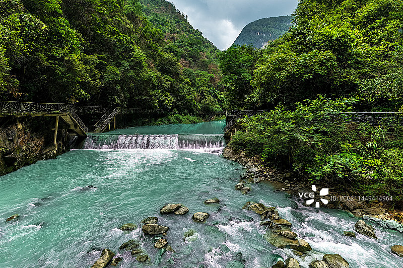 林间河流穿石景观：重庆黔江蒲花暗河景区图片素材