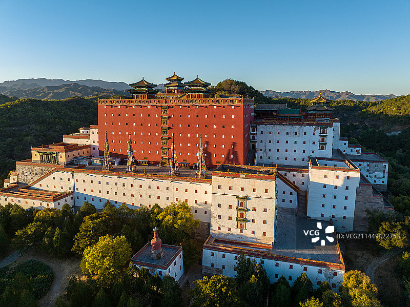 航拍空中鸟瞰河北承德普陀宗乘之庙小布达拉宫图片素材