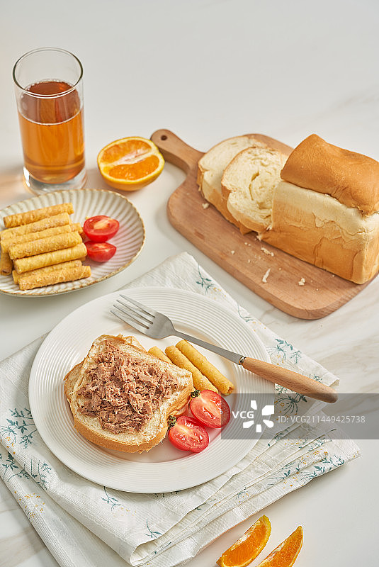 餐桌上美味的吐司面包图片素材