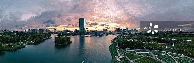 航拍日落霞光中的上海嘉定远香湖的全景图图片素材