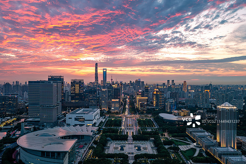火烧云下的上海浦东世纪广场和陆家嘴图片素材