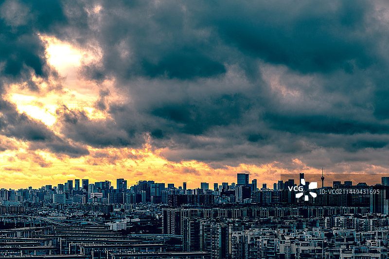 成都天际线在乌云下的日落图片素材