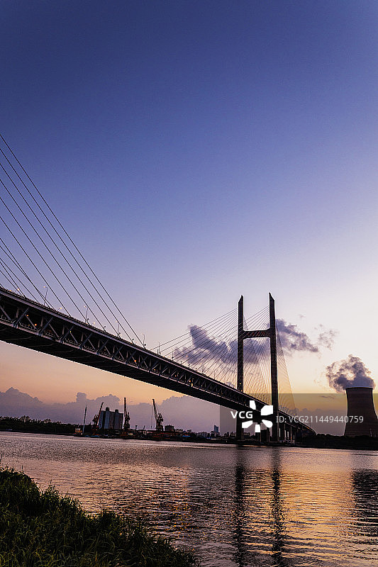 夕阳下的跨江大桥图片素材