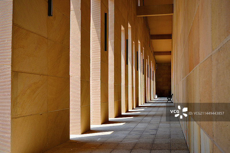 银川市西夏陵西夏博物馆现代建筑的走廊透视图片素材