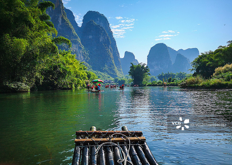 桂林漓江竹筏之上览绵延漫山图片素材