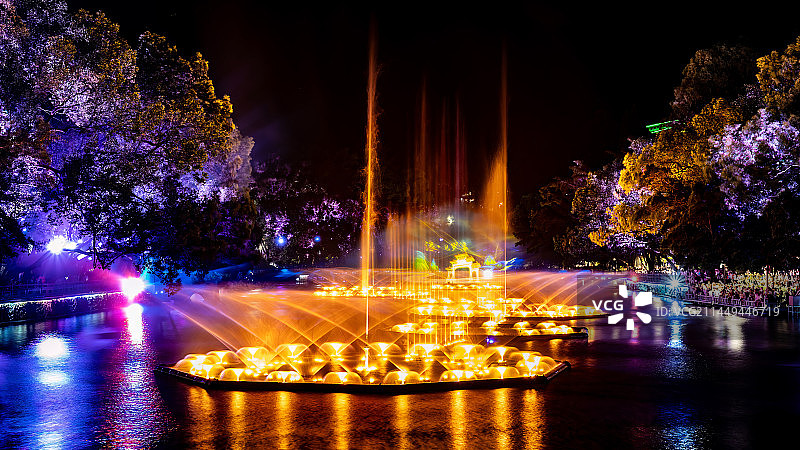 罗浮山白莲湖灯光秀 缘见罗浮图片素材