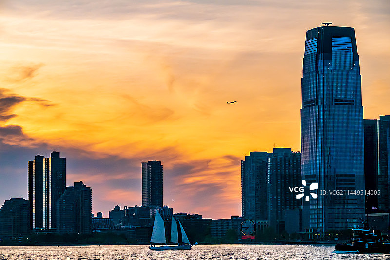 纽约，晚霞尽染哈德逊河图片素材