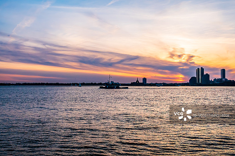 纽约，晚霞尽染哈德逊河图片素材