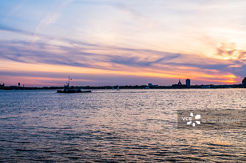 纽约，晚霞尽染哈德逊河图片素材