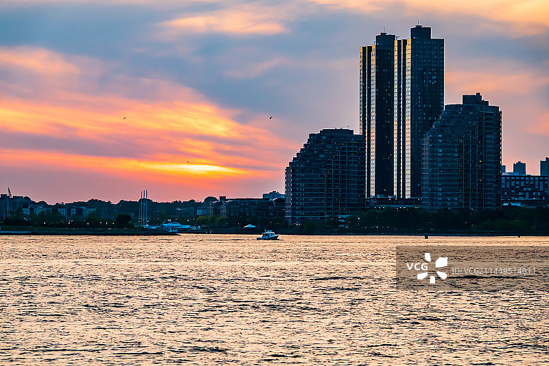 纽约，晚霞尽染哈德逊河图片素材