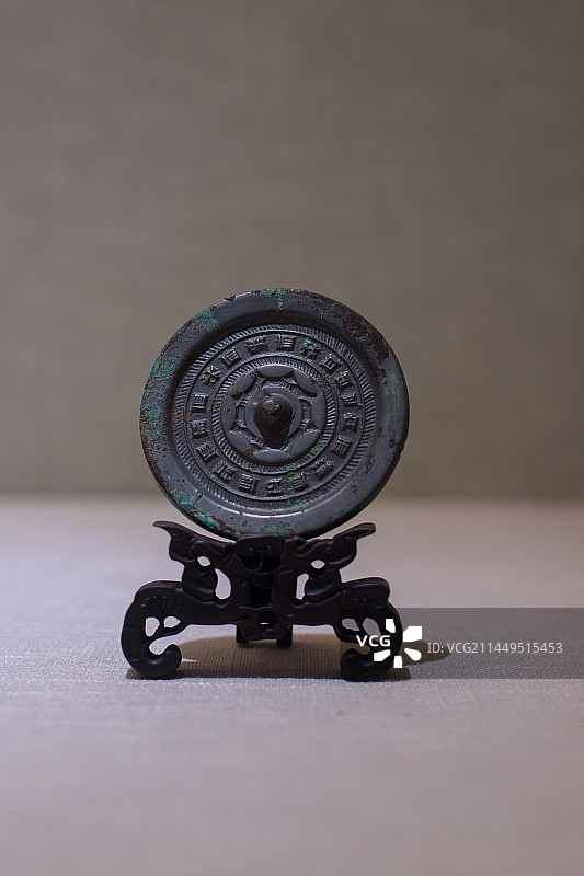 汉 “见日之光”铭文铜镜图片素材