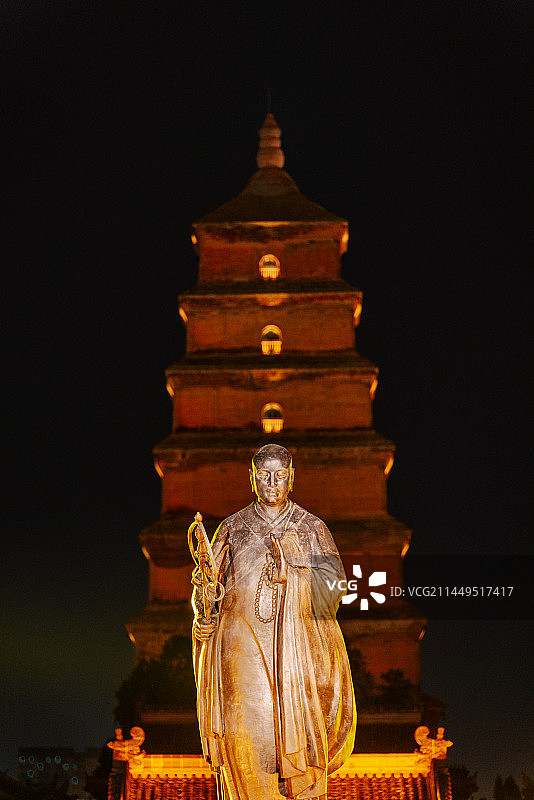 西安大雁塔玄奘雕塑重叠图片素材