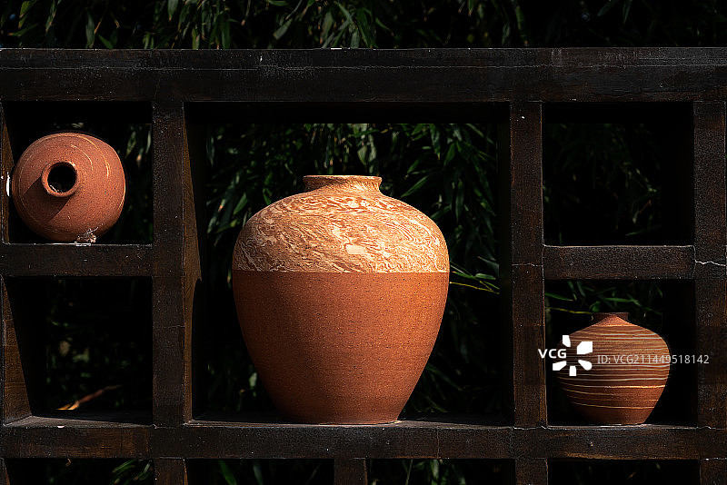 户外陶瓷艺术展示特写图片素材