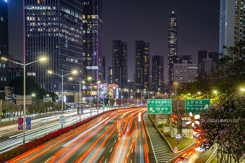 航拍视角下深圳滨海大道CBD段深圳第一高楼平安金融大厦夜景车流图片素材