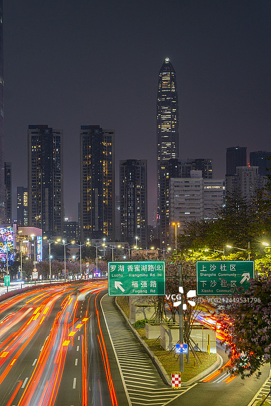 航拍视角下深圳滨海大道CBD段深圳第一高楼平安金融大厦夜景车流交通图图片素材