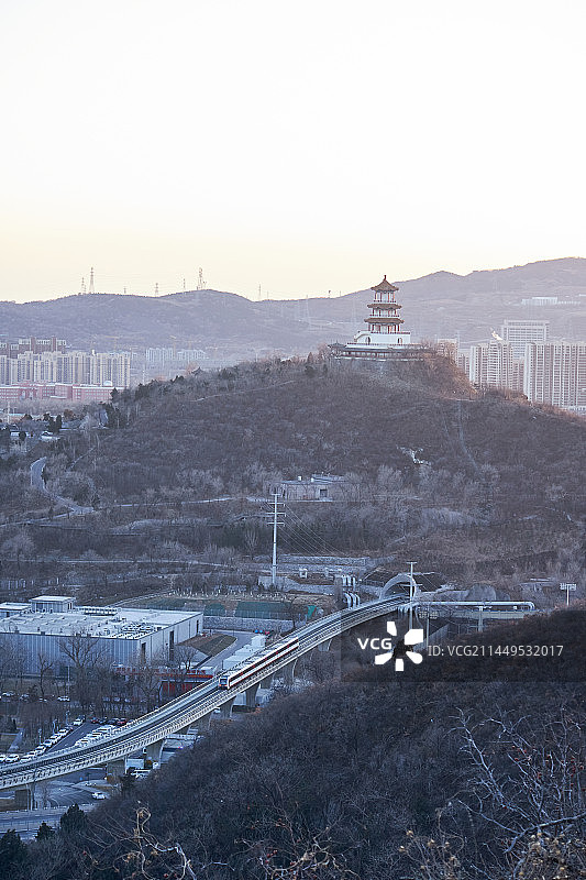 傍晚山下的北京地铁图片素材